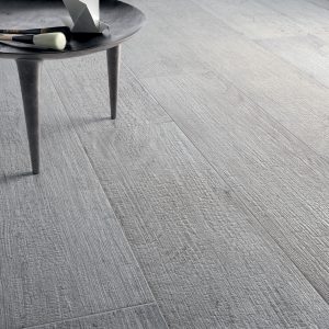 Foto 4. Rustig keramisch parket met structuur van verbrand hout in prachtige grijstint