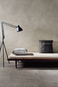 Foto 2. Rustige betonlook met een gaaf decor, alsof er ijzeren pinnen inzitten.