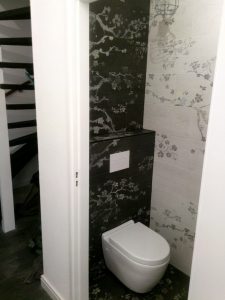 Foto 5. Verbrandhout met een decor erop.