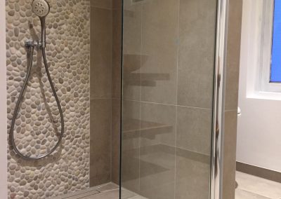 Badkamer met betonlook en kiezels